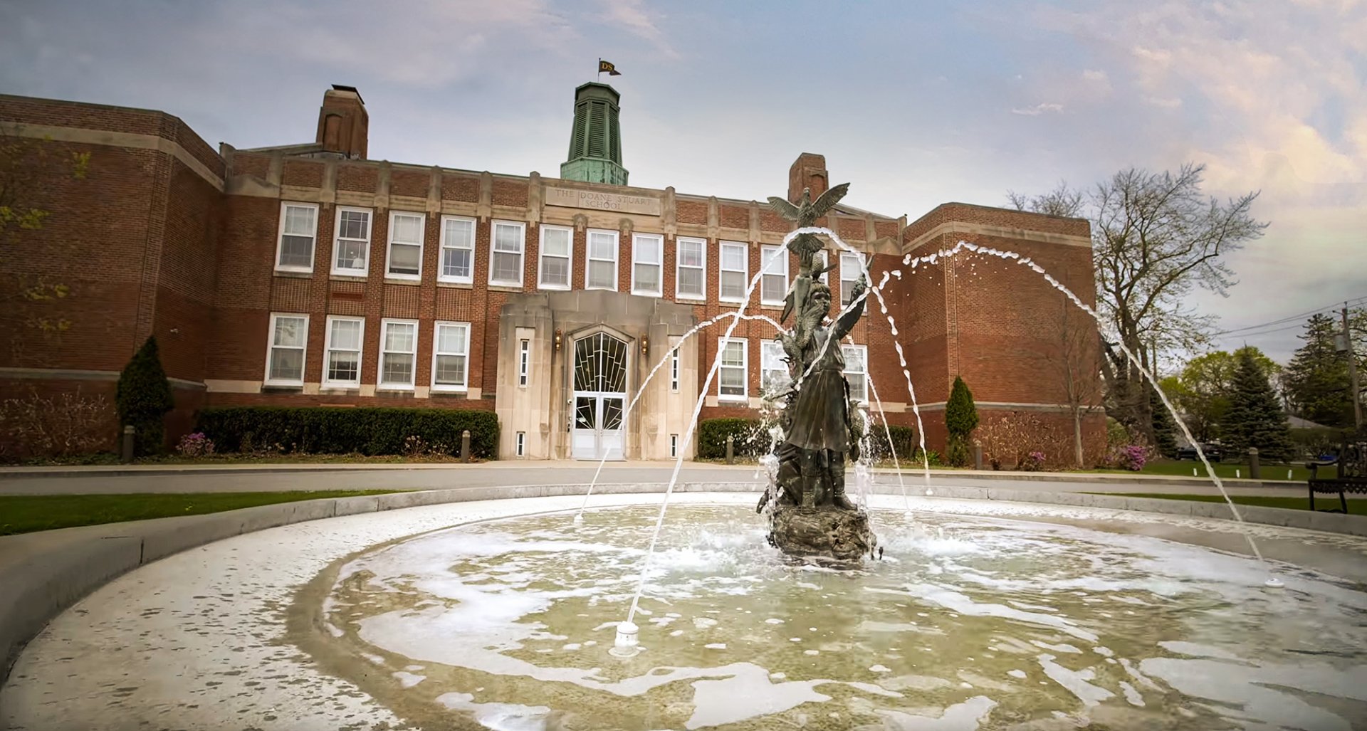An exterior photo of the front of the Doane Stuart school